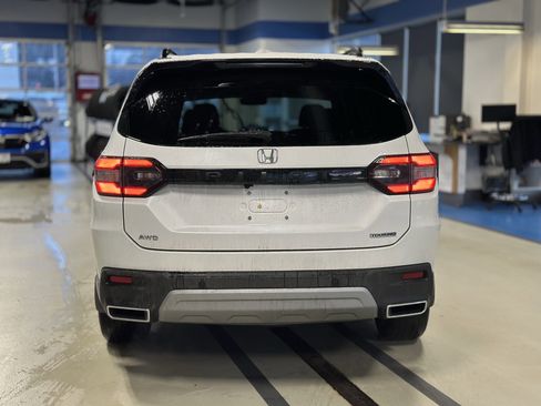 Used 2025 Honda Pilot Touring image 6