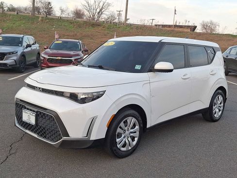 Used 2023 Kia Soul LX FWD image 3