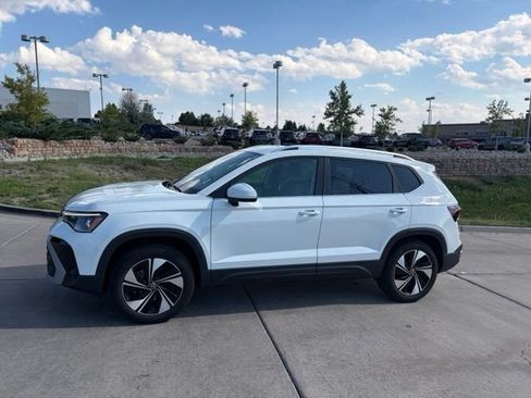 Used 2025 Volkswagen Taos SE AWD/4WD image 4