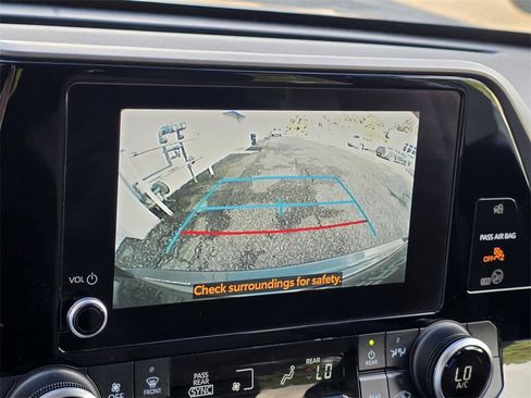 Used 2023 Toyota Highlander LE image 16