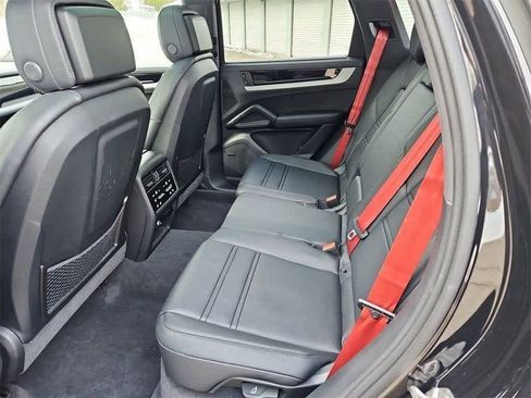 Used 2025 Porsche Cayenne S image 37