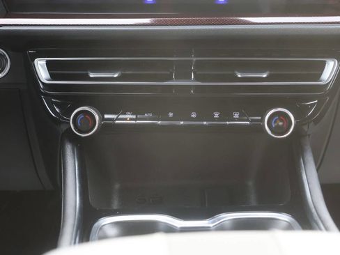 Used 2025 Chevrolet Traverse RS image 22