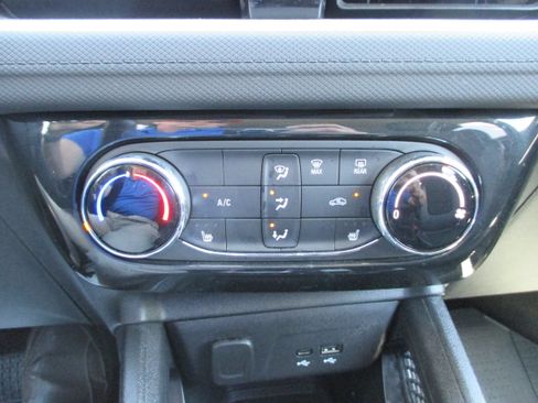 Used 2024 Chevrolet TrailBlazer LT w/ LT Cold Weather Package FWD image 16