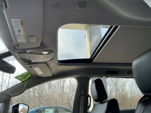 Used 2023 Chrysler Pacifica Limited image 17