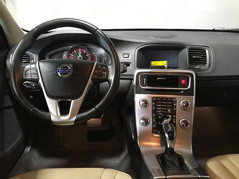 Used 2017 Volvo V60 T5 Platinum FWD image 21