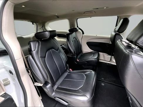 Used 2023 Chrysler Pacifica Touring-L FWD image 24