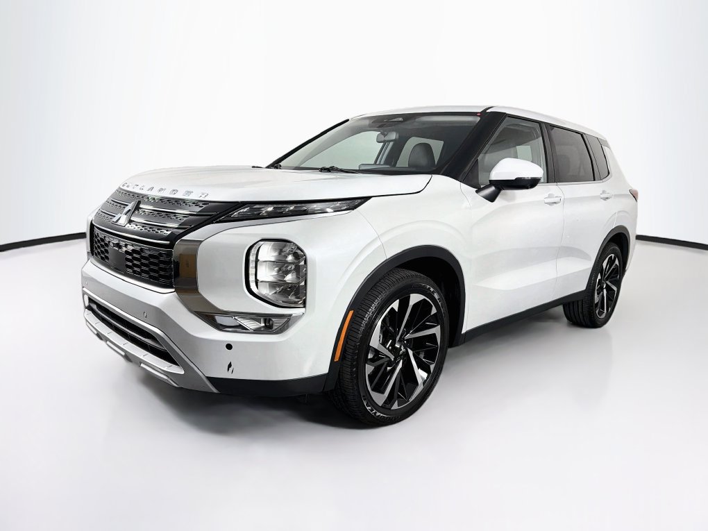 Used 2023 Mitsubishi Outlander SE FWD image 3