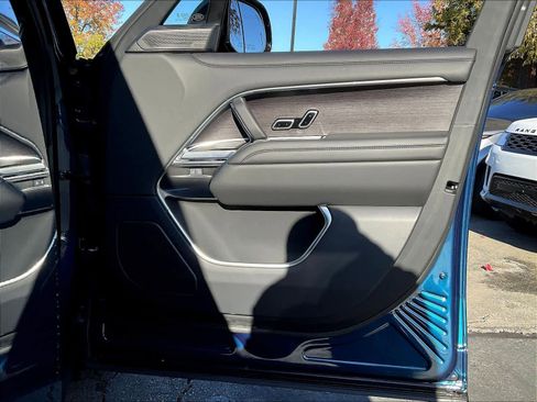 New 2025 Land Rover Range Rover Long Wheelbase SE image 30
