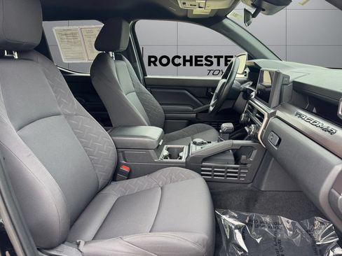 Certified 2025 Toyota Tacoma SR5 AWD/4WD image 17