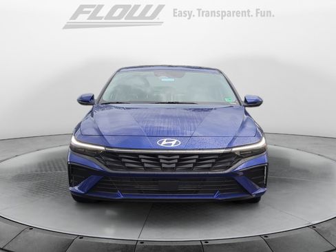 Certified 2025 Hyundai Elantra Limited FWD image 3