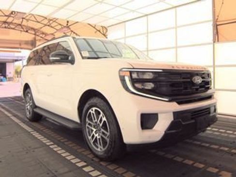 Used 2025 Ford Expedition Active AWD/4WD image 3