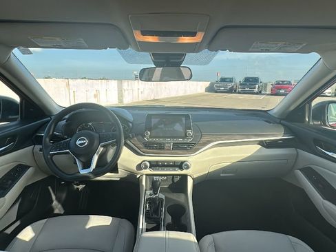 Used 2025 Nissan Altima 2.5 SV FWD image 21