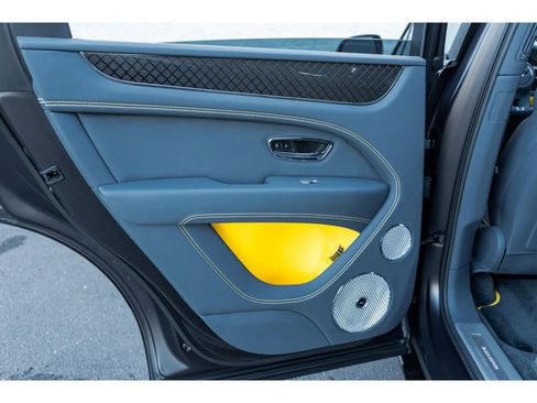 Used 2025 Bentley Bentayga image 31