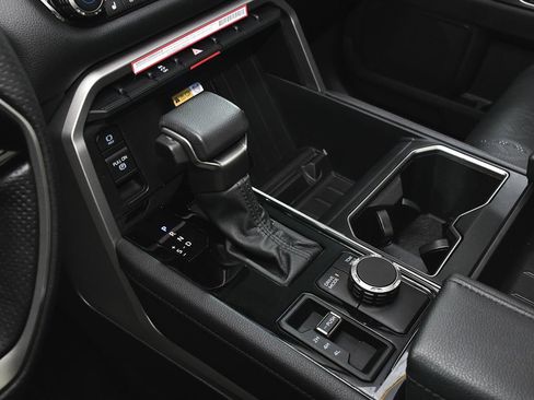 Used 2024 Toyota Tundra Limited w/ Power Package image 40