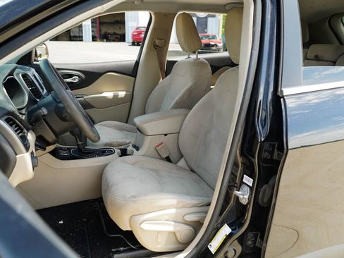Used 2019 Jeep Cherokee Latitude w/ Popular Appearance Group FWD image 7