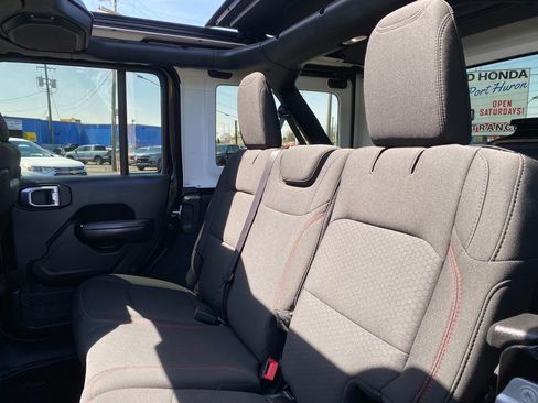 Used 2019 Jeep Wrangler Unlimited Rubicon w/ Advanced Safety Group AWD/4WD image 16