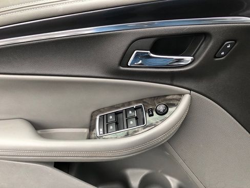 Used 2014 Chevrolet Impala LT w/ Convenience Package image 16