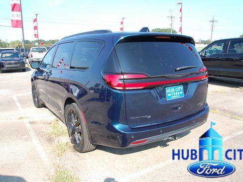 Used 2023 Chrysler Pacifica Limited w/ Uconnect Theater Family Group AWD/4WD image 3
