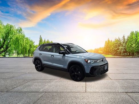 Certified 2025 Volkswagen Taos SE image 2