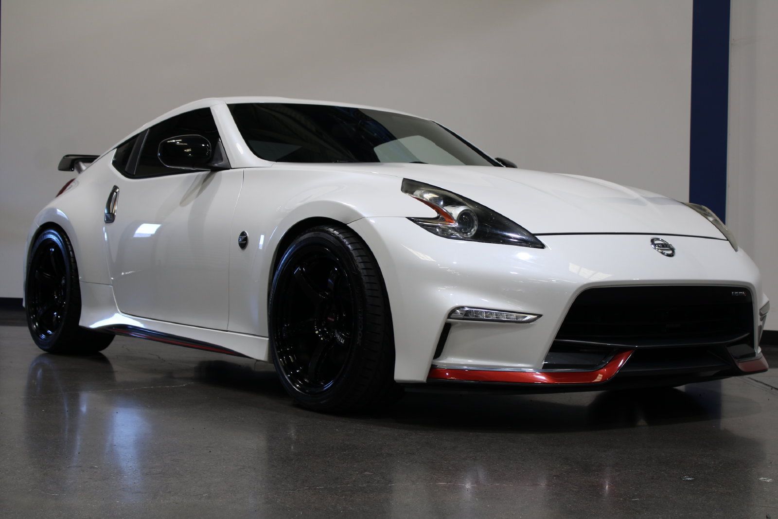 Used 2019 Nissan 370Z NISMO RWD image 3