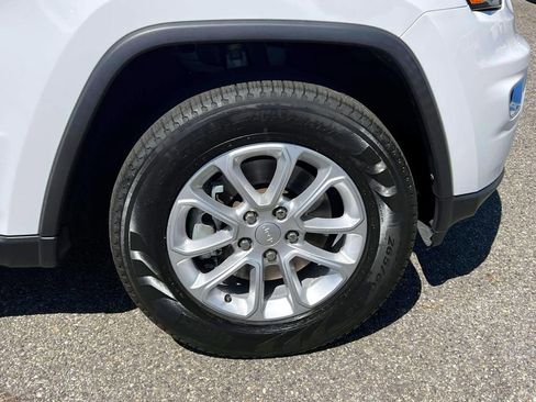 Certified 2022 Jeep Grand Cherokee Laredo E image 10