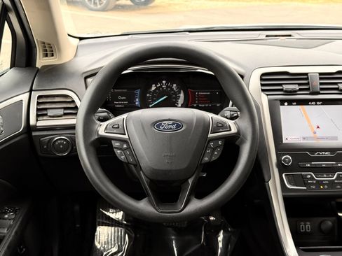 Used 2019 Ford Fusion SE FWD image 24