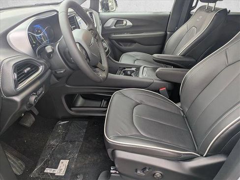 New 2026 Chrysler Pacifica Limited image 4