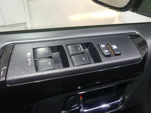 Used 2018 Toyota 4Runner TRD Off-Road Premium AWD/4WD image 19