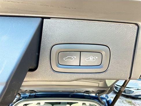 Used 2023 Volvo XC60 B5 Plus image 31