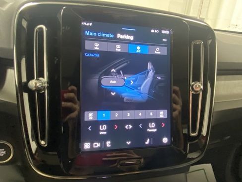 Certified 2025 Volvo XC40 B5 Ultra w/ Protection Package Premier image 24