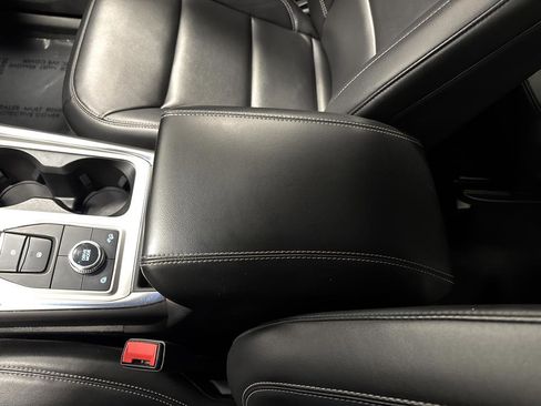 Used 2023 Ford Explorer XLT image 21