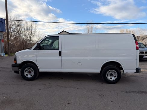 Used 2017 GMC Savana 2500 RWD image 8