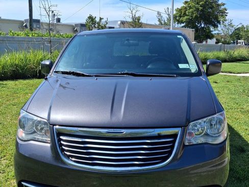 Used 2015 Chrysler Town & Country Touring FWD image 3