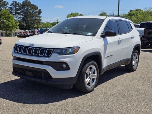 Used 2023 Jeep Compass Latitude w/ Convenience Group AWD/4WD image 1
