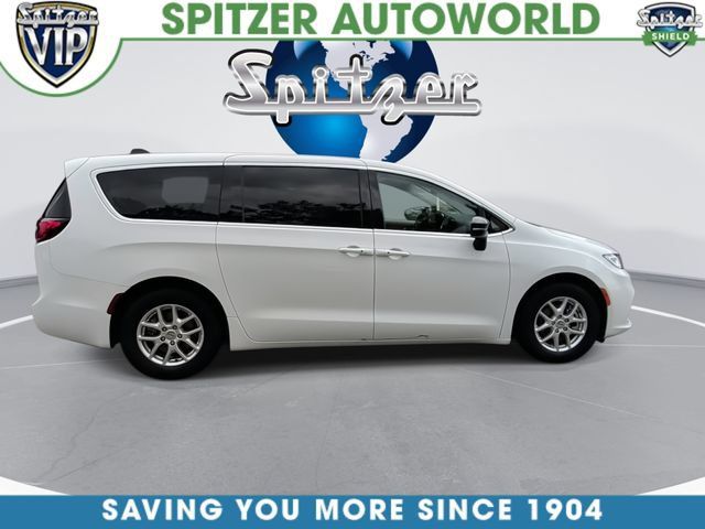 Used 2024 Chrysler Pacifica Touring-L FWD image 10