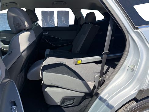 Used 2017 Hyundai Santa Fe SE FWD image 16