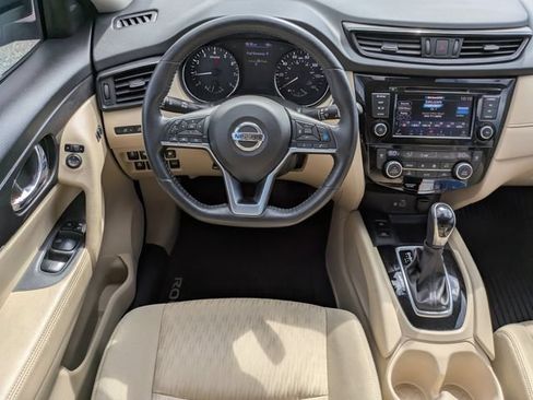 Used 2019 Nissan Rogue SV w/ Premium Package FWD image 16