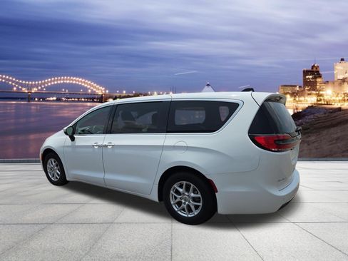 Used 2023 Chrysler Pacifica Touring-L FWD image 3