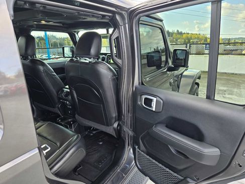 Used 2019 Jeep Wrangler Unlimited Sahara AWD/4WD image 13