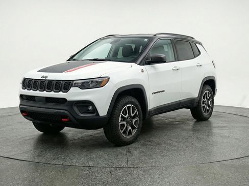 Used 2025 Jeep Compass Trailhawk AWD/4WD image 3
