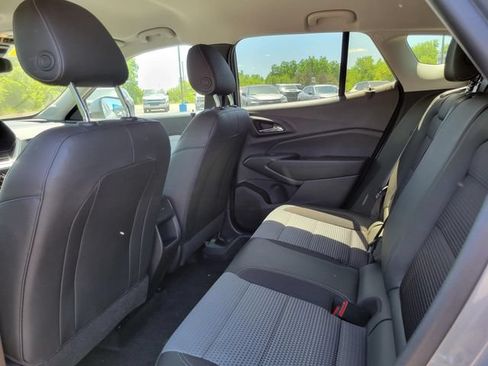 Used 2025 Chevrolet Trax LT w/ LT Convenience Package FWD image 22