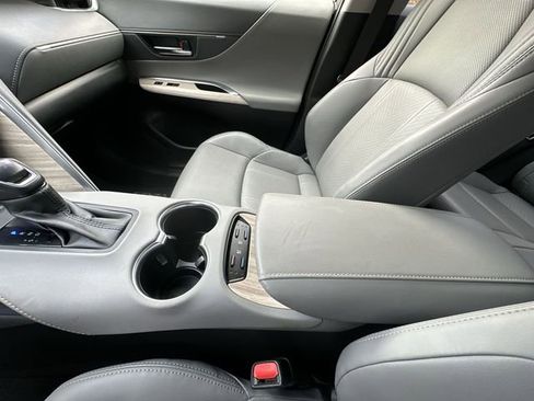 Certified 2021 Toyota Venza Limited image 25