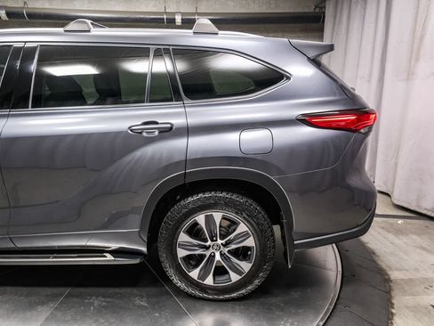 Used 2020 Toyota Highlander XLE AWD/4WD image 8