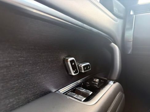Used 2025 Land Rover Range Rover SE AWD/4WD image 7