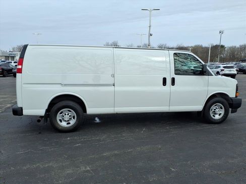 Used 2017 Chevrolet Express 3500 Extended RWD image 8