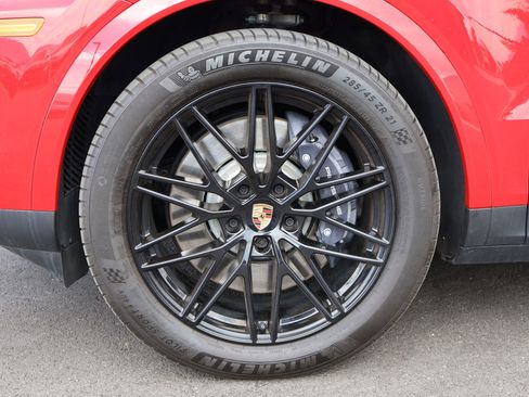 Certified 2025 Porsche Cayenne E-Hybrid AWD/4WD image 30
