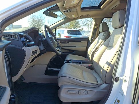 Used 2023 Honda Odyssey Elite image 13