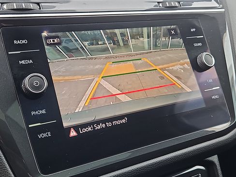 Certified 2021 Volkswagen Tiguan SE w/ Panoramic Sunroof Package image 10