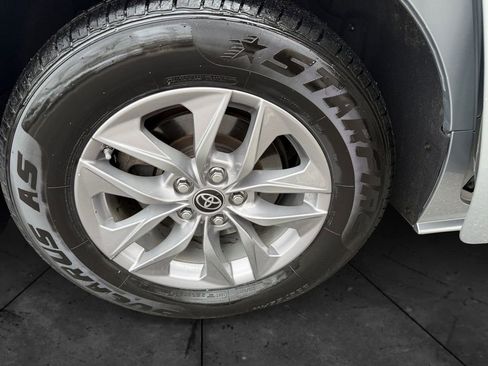 Used 2021 Toyota Sienna XLE image 30