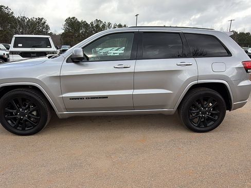 Used 2020 Jeep Grand Cherokee Altitude image 11